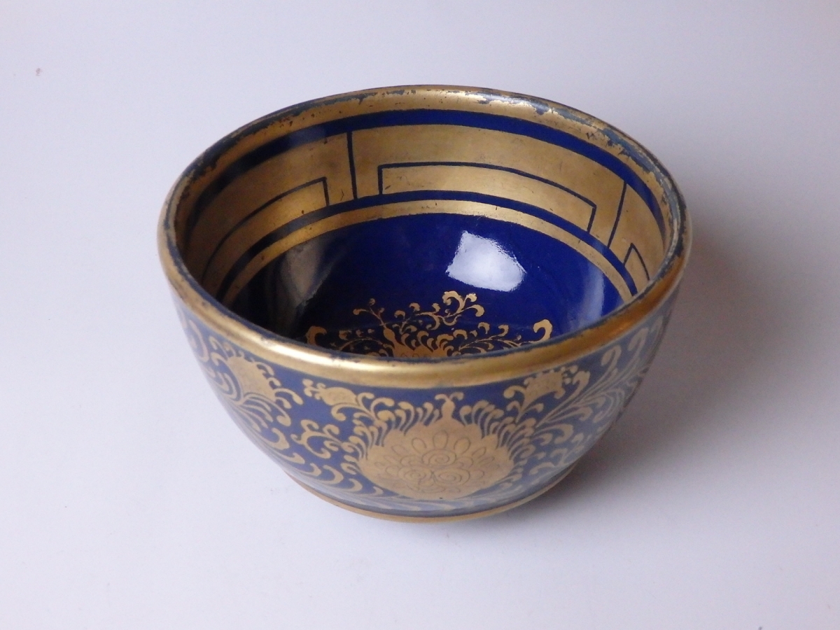 瑠璃地金襴手茶碗 (1)